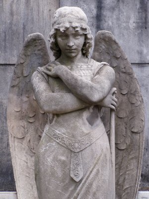 kamienna rzeźba anioła